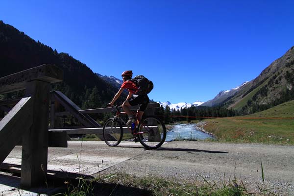 Sulla strada della val Roseg con la mountain-bike (foto V.Vaninetti)